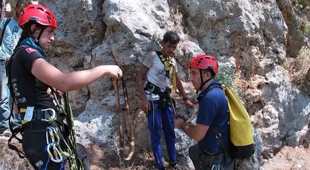 Define aramaya çıktılar! Uçurumda mahsur kaldılar